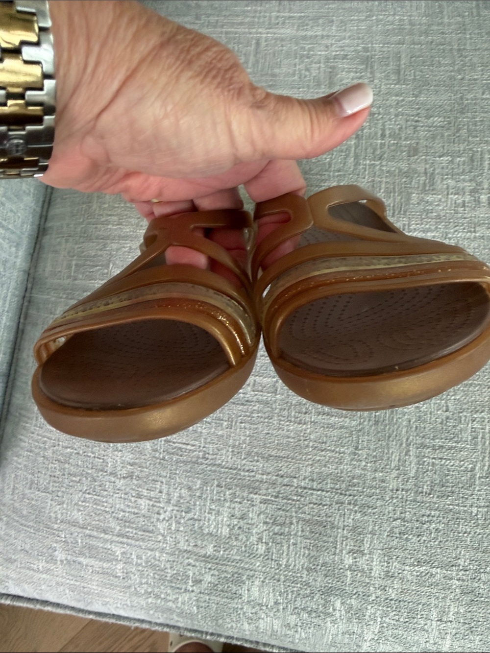 Crocs Womens Isabella Mini Wedge Sandals Size 7 Gold Sparkle Strappy Jelly - Picture 6 of 9